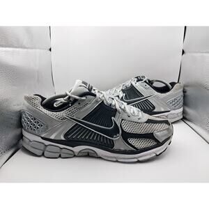 Size 10M | 11.5W - Nike Zoom Vomero 5 Metallic Silver Black - FJ4151-004